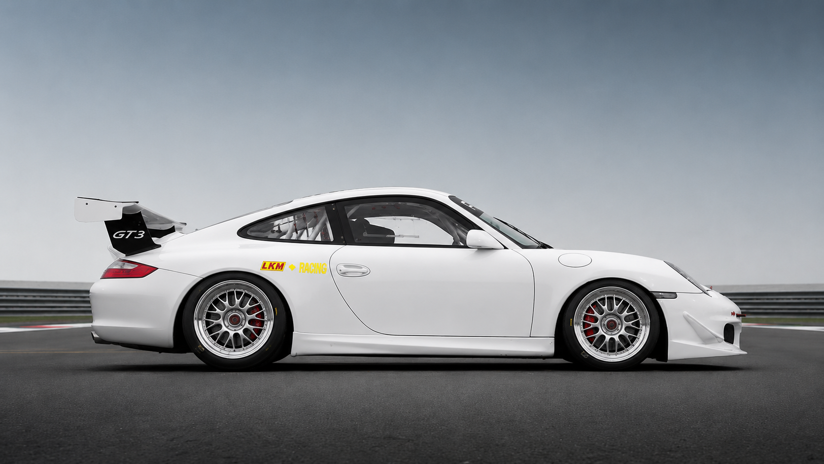 White Porsche 911 GT3 Cup (996) in side profile